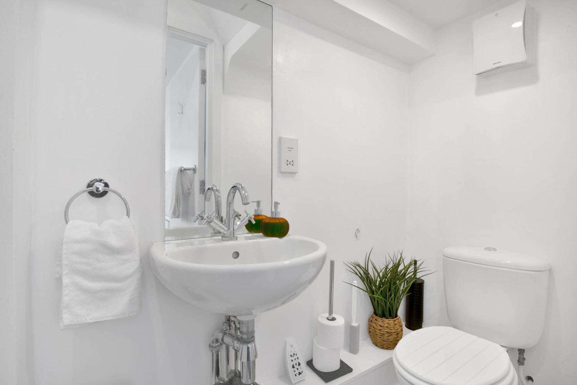 Luxury Waterfront Property With Free Parking Coventry Exteriör bild
